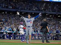 　９回、ロハスの同点ソロを喜ぶ大谷（共同）
