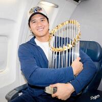 　優勝トロフィーを手に笑みを浮かべる大谷（ロサンゼルス・ドジャース提供）