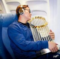 　優勝トロフィーを手に目をつむる山本（ロサンゼルス・ドジャース提供）