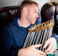 　優勝トロフィーを手に眠るフリーマン（ロサンゼルス・ドジャース提供）