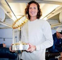 　優勝トロフィーを手に笑みを浮かべるグラスノー（ロサンゼルス・ドジャース提供）