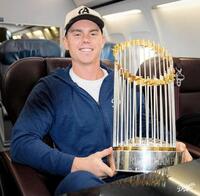 　優勝トロフィーを手に笑みを浮かべるスミス（ロサンゼルス・ドジャース提供）