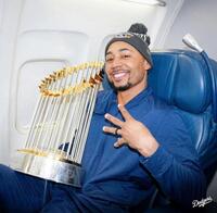 　優勝トロフィーを手に笑みを浮かべるベッツ（ロサンゼルス・ドジャース提供）