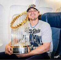 　優勝トロフィーを手に笑みを浮かべるキケ・ヘルナンデス（ロサンゼルス・ドジャース提供）