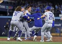 　ブルージェイズとのワールドシリーズ第７戦を制して２連覇を達成し、喜ぶ山本（左から３人目）ら（共同）