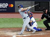 　ブルージェイズ戦の11回、勝ち越しソロを放つドジャースのスミス＝トロント（共同）