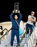 　優勝トロフィーを手に航空機から降りてくる山本（ロサンゼルス・ドジャース提供）
