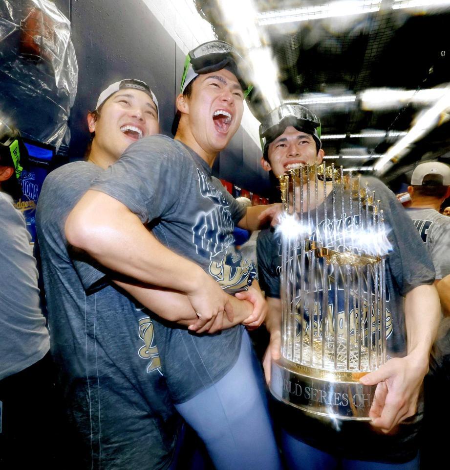 　ワールドシリーズ２連覇を達成し、シャンパンファイトで盛り上がるドジャースの（左から）大谷、山本、トロフィーを持つ佐々木（共同）