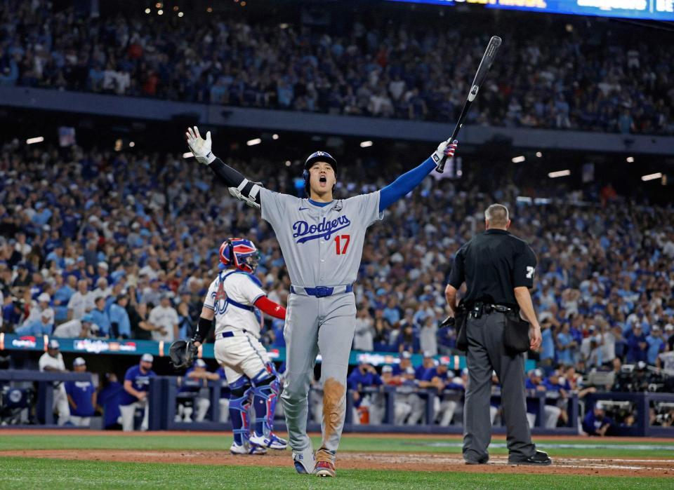 　９回、ロハスの同点ソロを喜ぶ大谷（共同）