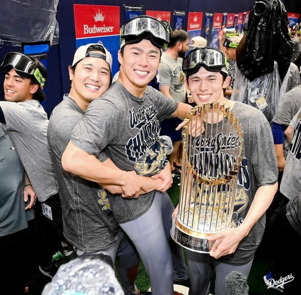 　シャンパンファイトで笑みを浮かべる大谷、山本、佐々木（ロサンゼルス・ドジャース提供）