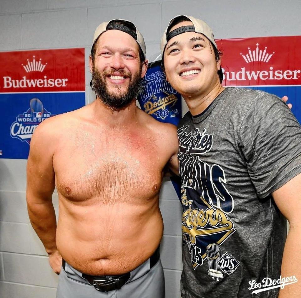 　シャンパンファイトで記念撮影する大谷とカーショー（ロサンゼルス・ドジャース提供）