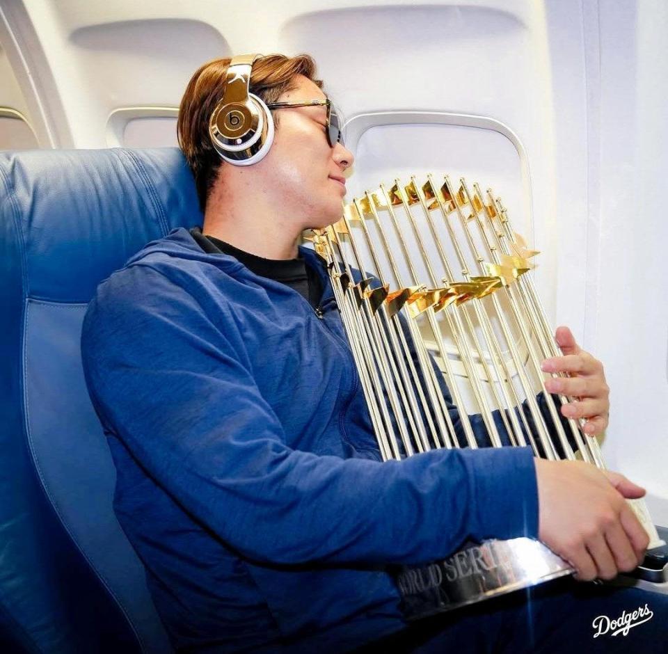 優勝トロフィーを手に目をつむる山本(ロサンゼルス・ドジャース提供)