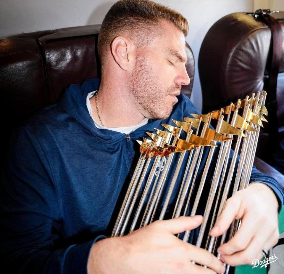 　優勝トロフィーを手に眠るフリーマン（ロサンゼルス・ドジャース提供）