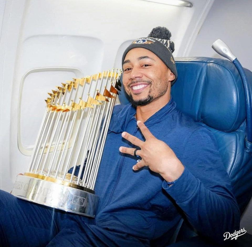 　優勝トロフィーを手に笑みを浮かべるベッツ（ロサンゼルス・ドジャース提供）