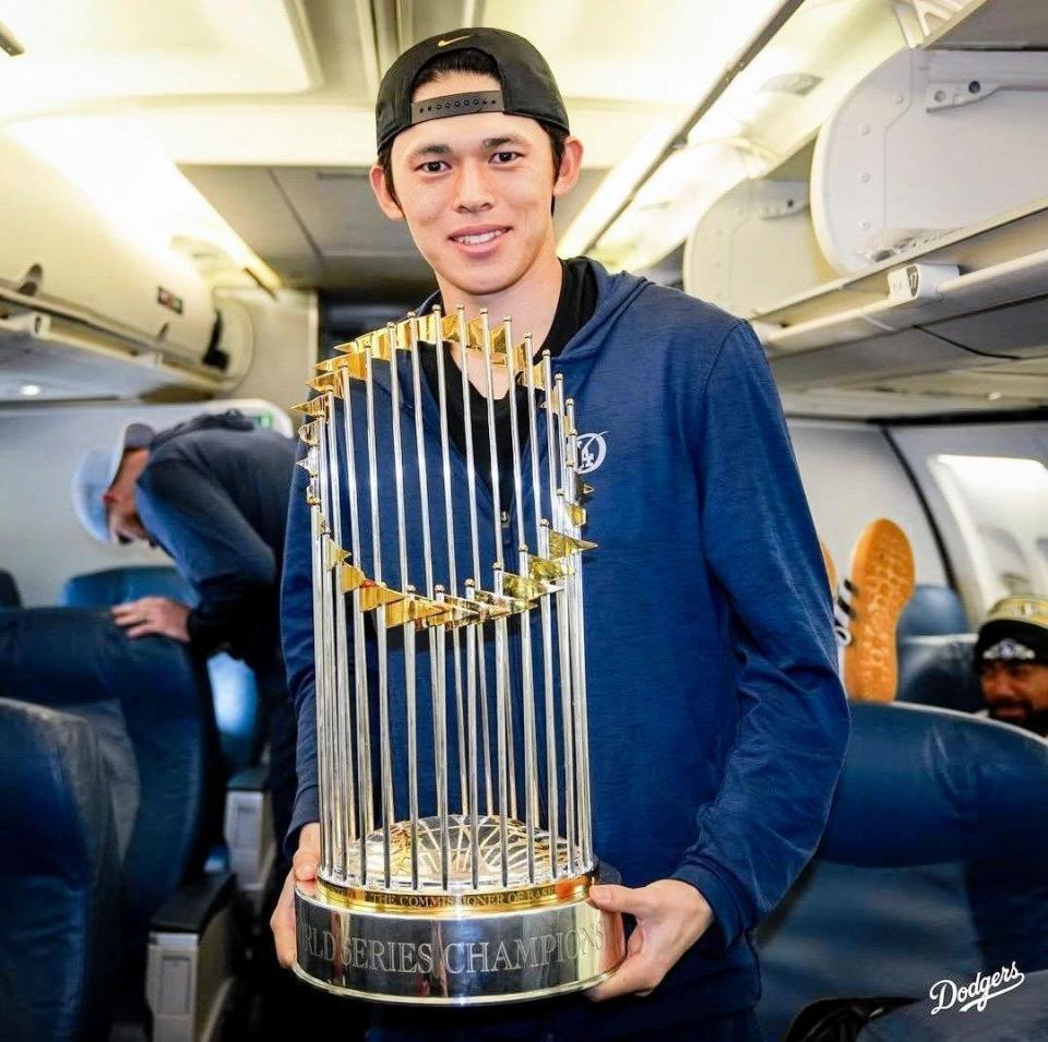 優勝トロフィーを手に笑みを浮かべる大谷(ロサンゼルス・ドジャース提供)