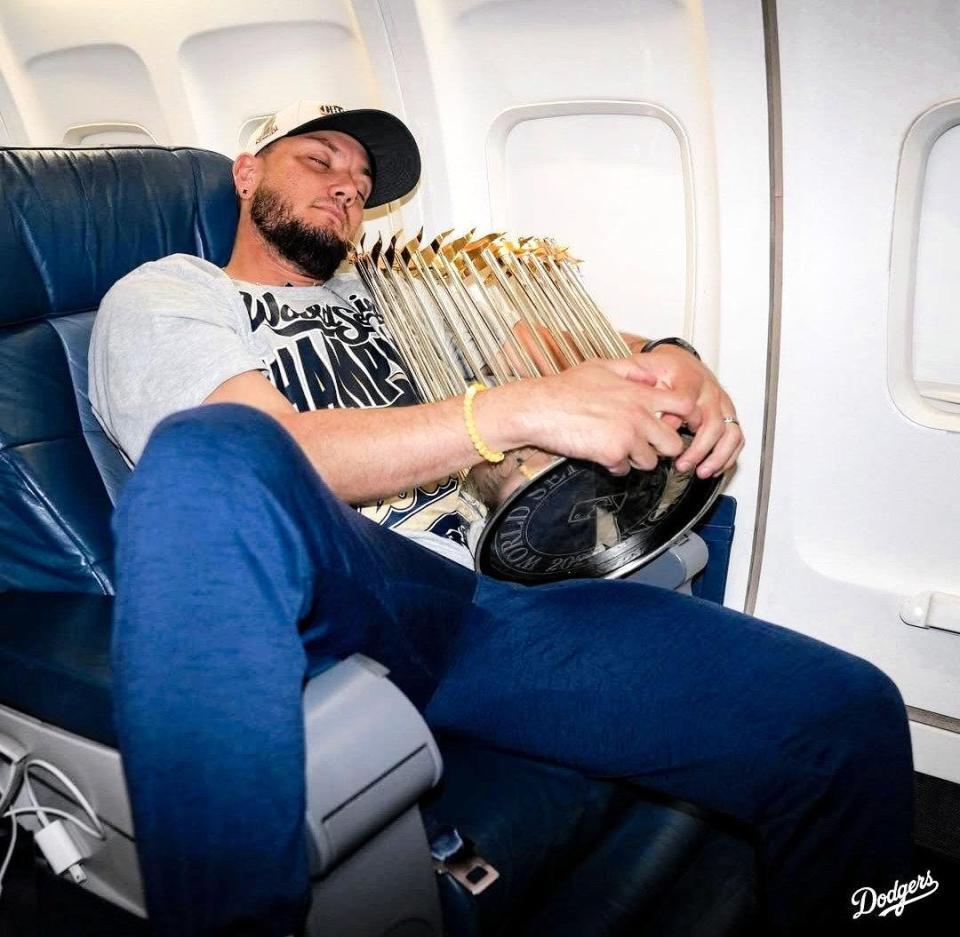 　優勝トロフィーを抱いて目をつむるロハス（ロサンゼルス・ドジャース提供）