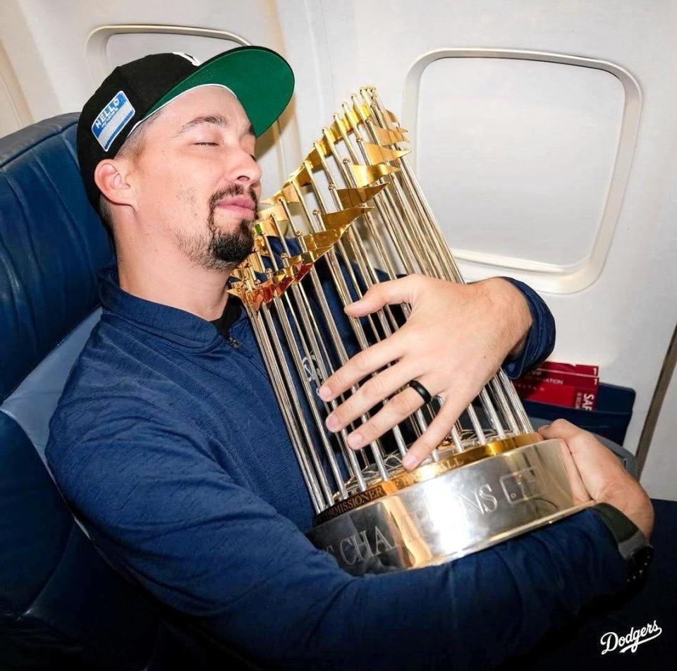 　優勝トロフィーを手に目をつむるスネル（ロサンゼルス・ドジャース提供）
