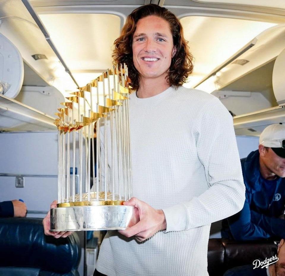 　優勝トロフィーを手に笑みを浮かべるグラスノー（ロサンゼルス・ドジャース提供）