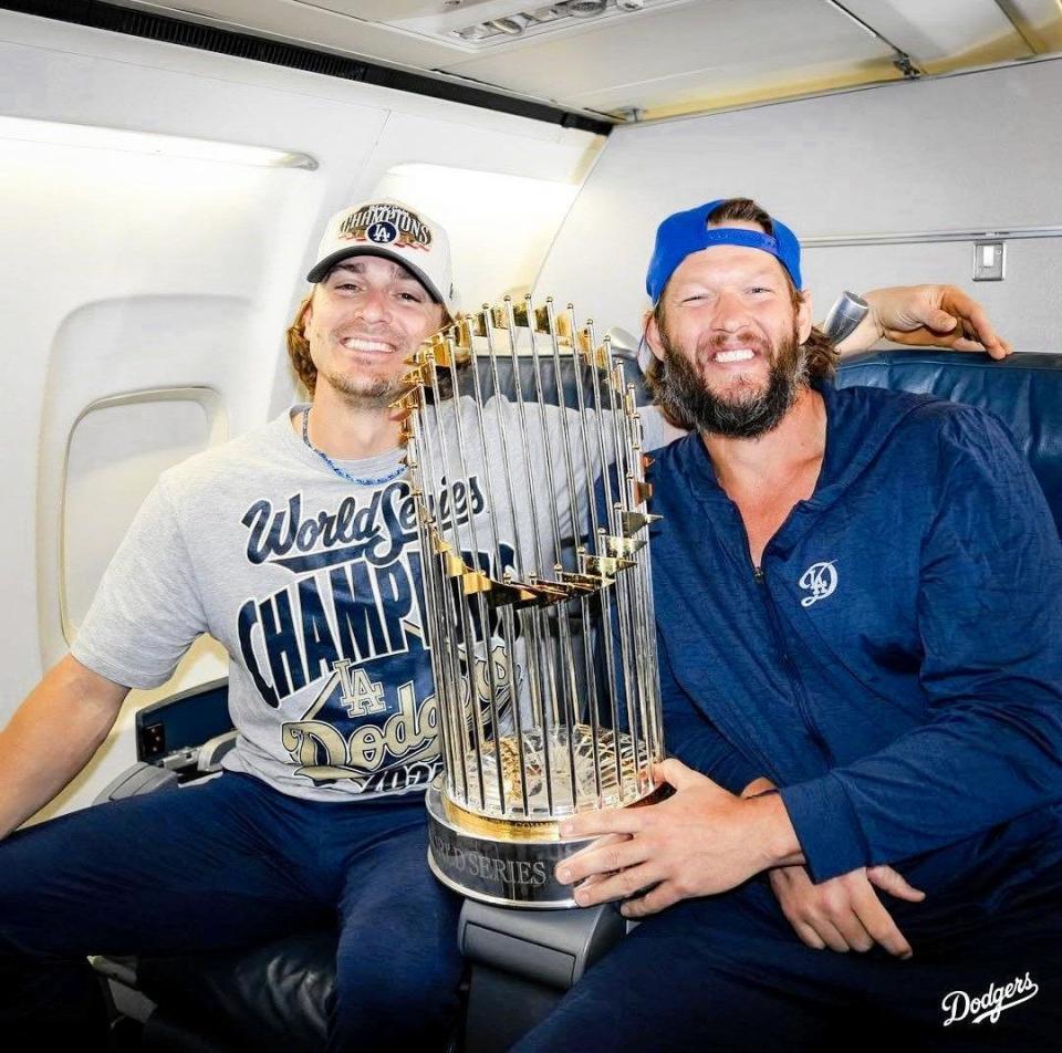 　優勝トロフィーを手に笑みを浮かべるカーショーとキケ・ヘルナンデス（ロサンゼルス・ドジャース提供）