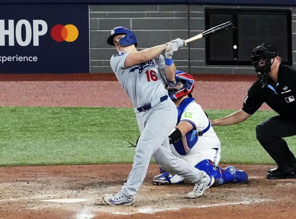 　ブルージェイズ戦の11回、勝ち越しソロを放つドジャースのスミス＝トロント（共同）