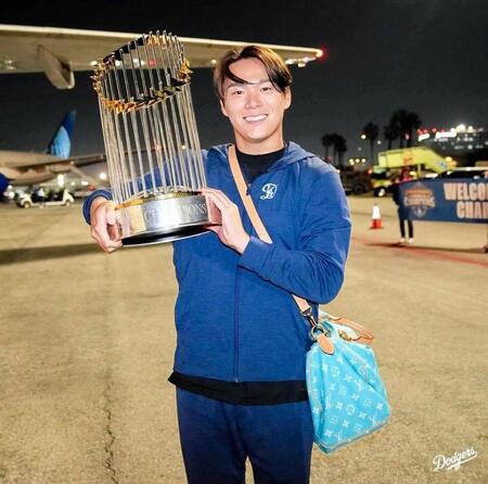 　優勝トロフィーを手にロサンゼルスへ凱旋した山本（ロサンゼルス・ドジャース提供）