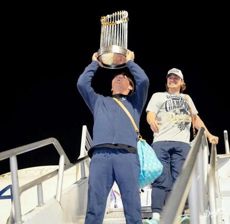 　タラップでトロフィーを掲げる山本。背後にはキケ・ヘルナンデス（ロサンゼルス・ドジャース提供）