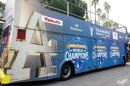 【写真】連覇仕様！パレードバスは豪華特別ラッピング！　記念撮影するロハスと子どもたちもうれしそう