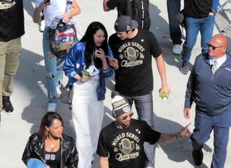 　仲むつまじげに歩く大谷夫妻。前方はベッツ夫妻（撮影・小林信行）