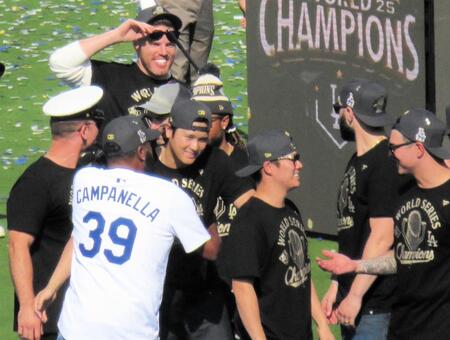 【動画】由伸が大観衆の前で堂々英語スピーチ　見守る大谷＆ベッツ＆キケの表情が温かい！