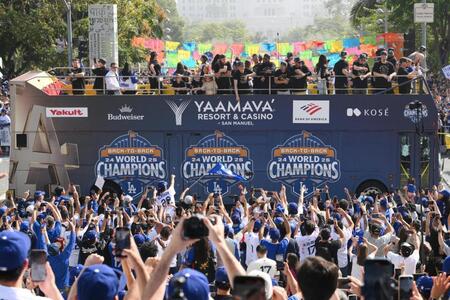 　米大リーグ、ワールドシリーズ２連覇を達成したドジャースの優勝パレード（ＡＰ＝共同）