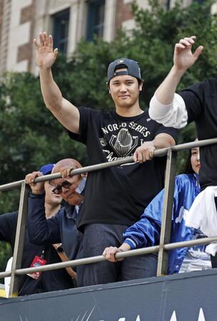 　米大リーグ、ワールドシリーズ２連覇を達成したドジャースの優勝パレードに参加した大谷翔平（共同）