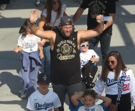 　家族に囲まれて球場入りするドジャースのクレイトン・カーショー（撮影・小林信行）