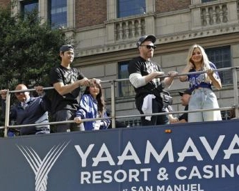 　米大リーグ、ワールドシリーズ２連覇を達成したドジャースの優勝パレードに参加した大谷翔平と妻の真美子さん（中央）＝共同