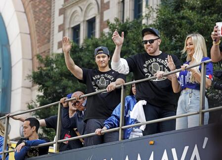 　米大リーグ、ワールドシリーズ２連覇を達成したドジャースの優勝パレードに参加した大谷翔平（前列左）＝共同