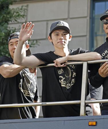 　米大リーグ、ワールドシリーズ２連覇を達成したドジャースの優勝パレードに参加した佐々木朗希（共同）