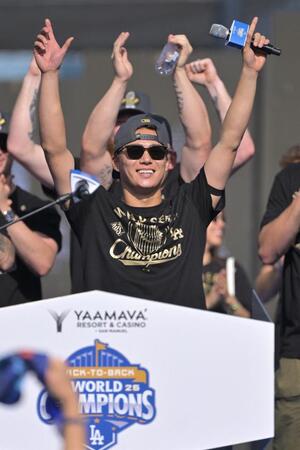 山本由伸3カ国語スピーチに同僚大興奮!腕ブルンブルン&雄たけび&拳突き上げる投手陣、キケは何度もうなずき微笑む