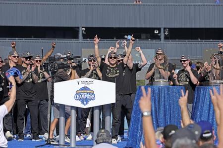 　米大リーグ、ドジャースのワールドシリーズ優勝報告会で、歓声に応える山本由伸（中央）＝共同