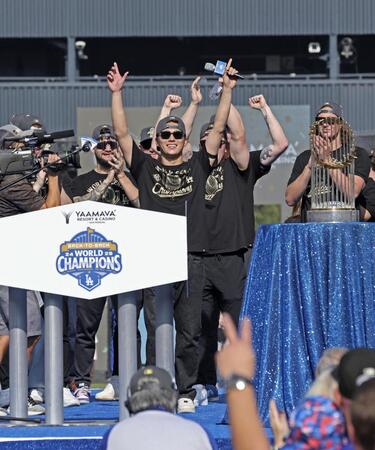 　米大リーグ、ドジャースのワールドシリーズ優勝報告会で、歓声に応える山本由伸（中央）＝共同