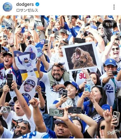 　優勝パレードで山本由伸を象徴するライオンの写真を掲げるファン。ドジャースの公式インスタグラム＠ｄｏｄｇｅｒｓより