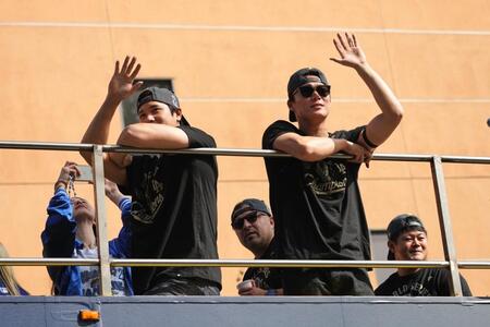 【写真】ド軍Vパレードにライオン 山本由伸に英語で「山本♥私、独身よ」売り込みボードも