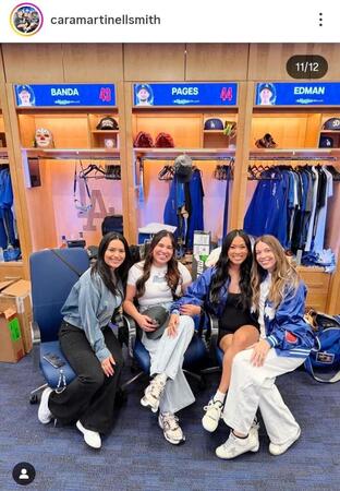 　クラブハウスで。（右から）スミスの妻カラさん、エドマンの妻クリステンさん。カラさんのインスタグラム＠ｃａｒａｍａｒｔｉｎｅｌｌｓｍｉｔｈより