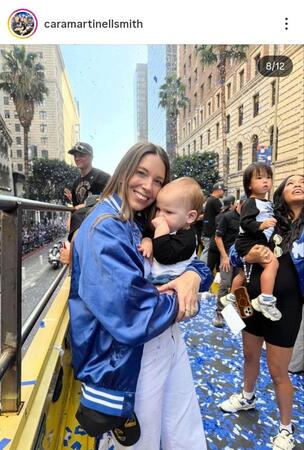 　スミスの妻カラさん。右はエドマン夫人と長男。カラさんのインスタグラム＠ｃａｒａｍａｒｔｉｎｅｌｌｓｍｉｔｈより