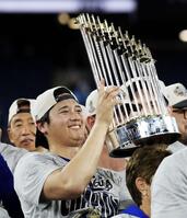 　ワールドシリーズ２連覇を達成し、トロフィーを手に笑顔のドジャース・大谷＝トロント（カナディアンプレス提供・ＡＰ＝共同）