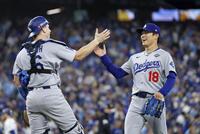 　ブルージェイズ戦の９回、満塁のピンチを切り抜け、捕手スミスと喜ぶドジャース・山本＝トロント（共同）
