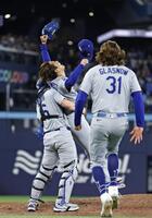 　米大リーグ、ブルージェイズとのワールドシリーズ第７戦を制して２連覇を達成し、捕手スミスに抱きかかえられて喜ぶドジャースの山本由伸＝２日、トロント（共同）