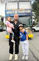 　バスの前で記念撮影するロハス。ロハスのインスタグラム（ｍｉｇｇｙｓｌｏｃｋｅｒ）より