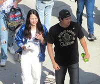 　パレードを終えドジャースタジアムに入る大谷夫妻（撮影・小林信行）