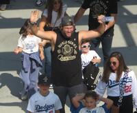 　家族に囲まれて球場入りするドジャースのクレイトン・カーショー（撮影・小林信行）