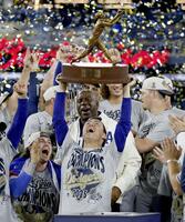 　ワールドシリーズのＭＶＰに選ばれ、トロフィーを掲げる山本（提供・共同通信社）