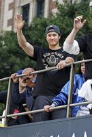 　米大リーグ、ワールドシリーズ２連覇を達成したドジャースの優勝パレードに参加した大谷翔平（共同）